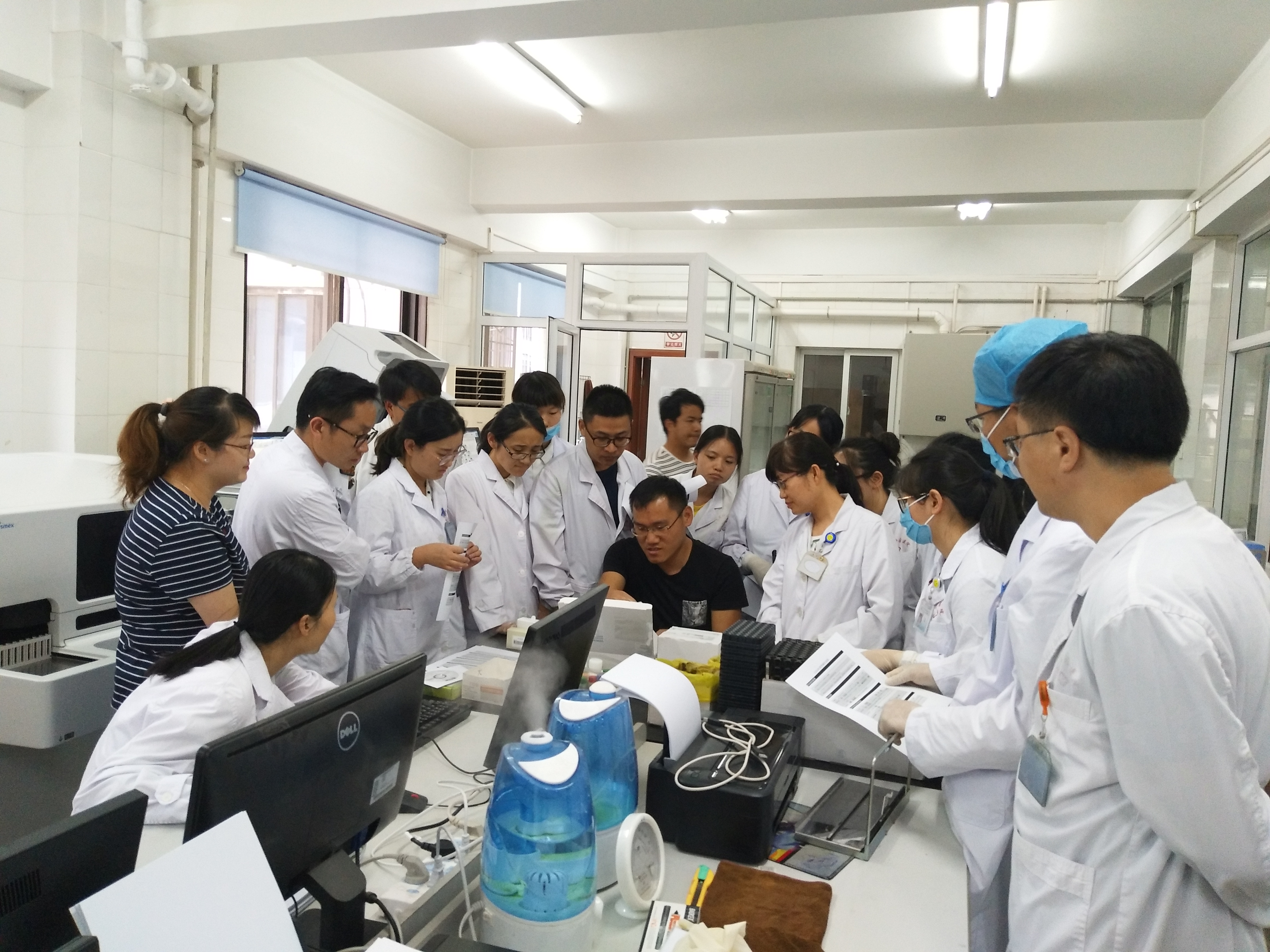 活动照片8-科室年轻同事学习使用新仪器